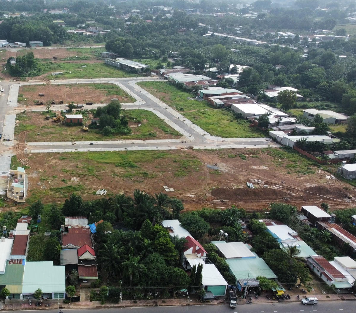 Khu tái định cư dự án đường cao tốc Phan Thiết - Dầu Giây khu phố 8, thị trấn Gia Ray, huyện Xuân Lộc vẫn còn ngổn ngang Ảnh: Mạnh Thìn.
