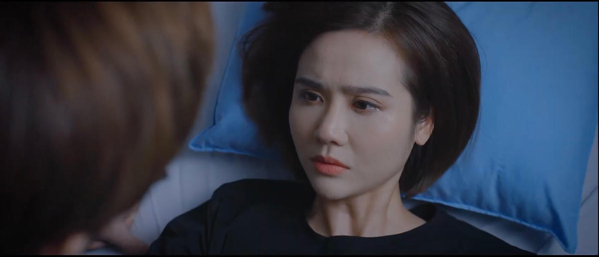 Trang tỉnh dậy bên Duy sau khi ngất đi. Ảnh: CMH. 