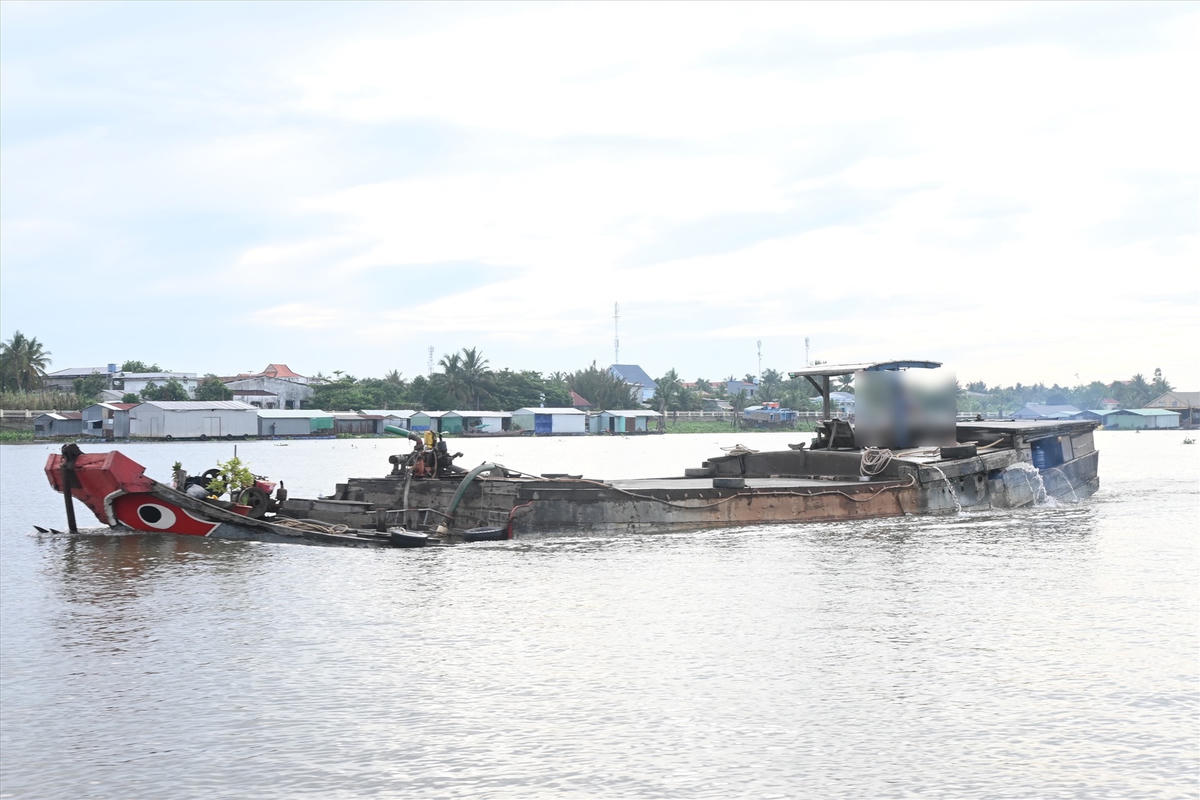 Tình trạng khai thác cát trái phép ngày càng gia tăng ở khu vực sông Tiền.