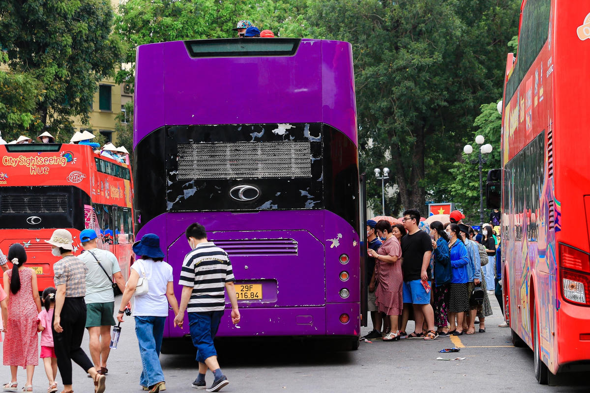 Hàng nghìn người xếp hàng chờ đi xe buýt hai tầng miễn phí ngắm Thủ đô