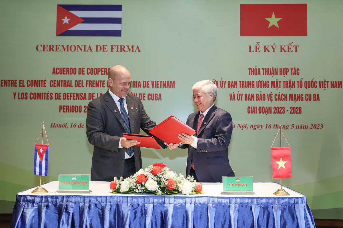 Chủ tịch UBTƯ MTTQ Việt Nam Đỗ Văn Chiến và Chủ tịch Ủy ban Bảo vệ Cách mạng Cuba Gerardo Hernandez Nordelo ký kết Thỏa thuận hợp tác giữa hai tổ chức giai đoạn 2023 - 2028. 