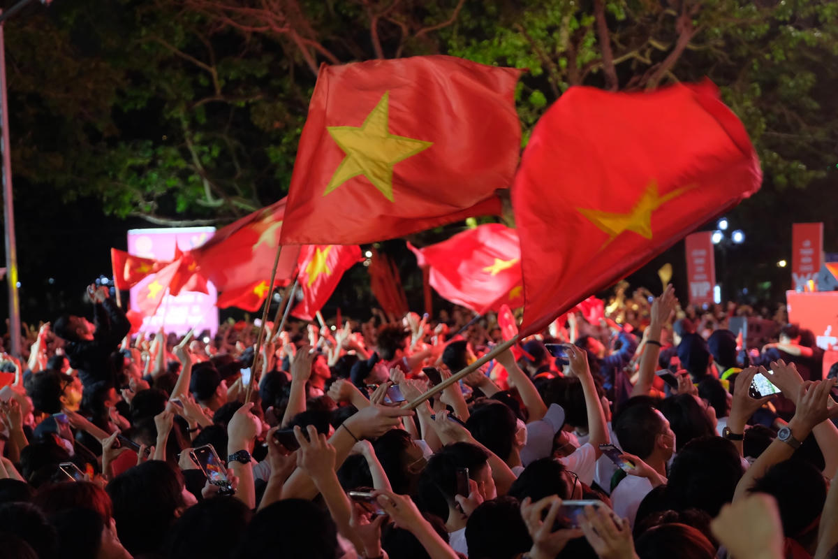 Người Thủ đô đổ ra đường sau chiến thắng của đội tuyển Việt Nam
