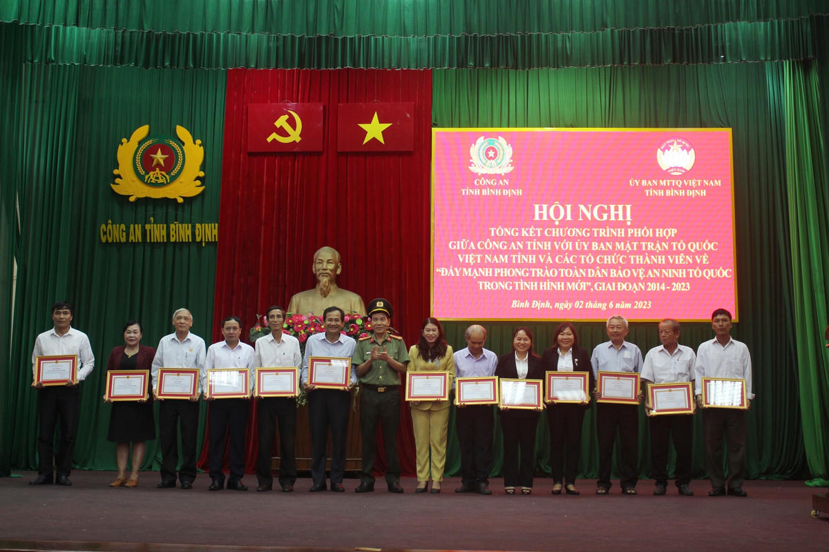 Đại tá Võ Đức Nguyện, Giám đốc Công an tỉnh Bình Định, trao giấy khen của Công an tỉnh cho 13 tập thể và 07 cá nhân đã có thành tích xuất sắc trong thực hiện Chương trình phối hợp số 09