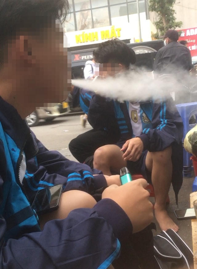 Trào lưu hút thuốc lá điện tử trong giới trẻ đang ngày càng gia tăng.  