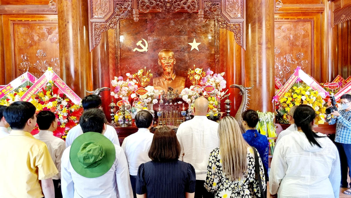 Đoàn đại biểu cấp cao Uỷ ban Bảo vệ Cách mạng Cuba dâng hoa, dâng hương tại Khu di tích đặc biệt Kim Liên.