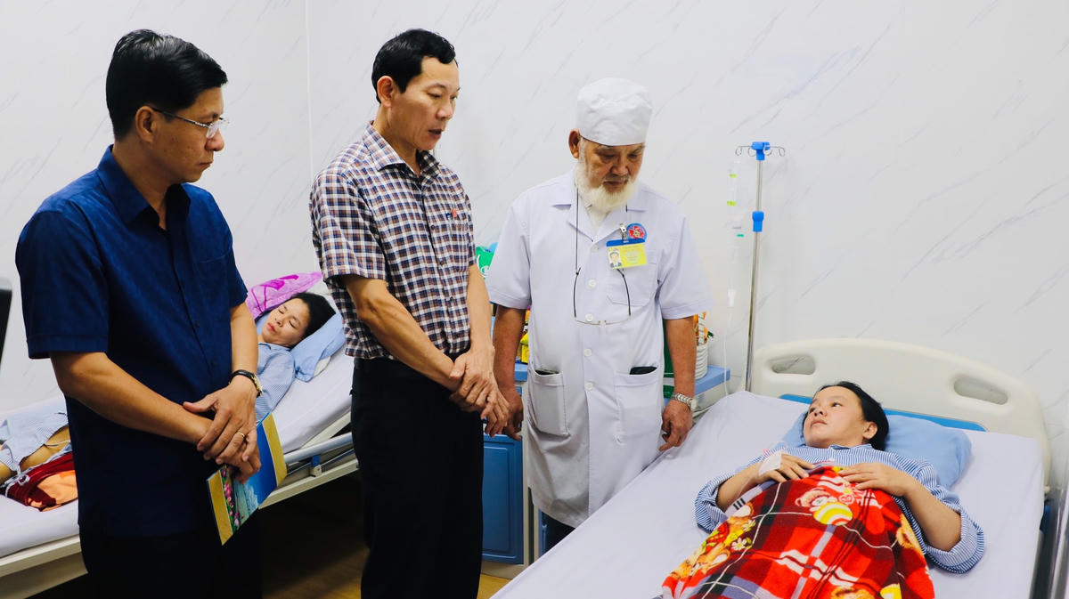 :  Lãnh đạo Mặt trận tỉnh Quảng Ngãi thăm hỏi 2 công nhân điều trị tại bệnh viện.