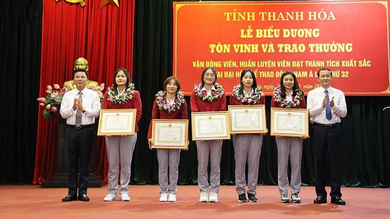 Các VĐV nữ đạt huy chương nhận bằng khen từ lãnh đạo tỉnh Thanh Hóa. Ảnh: Mạnh Cường BTH