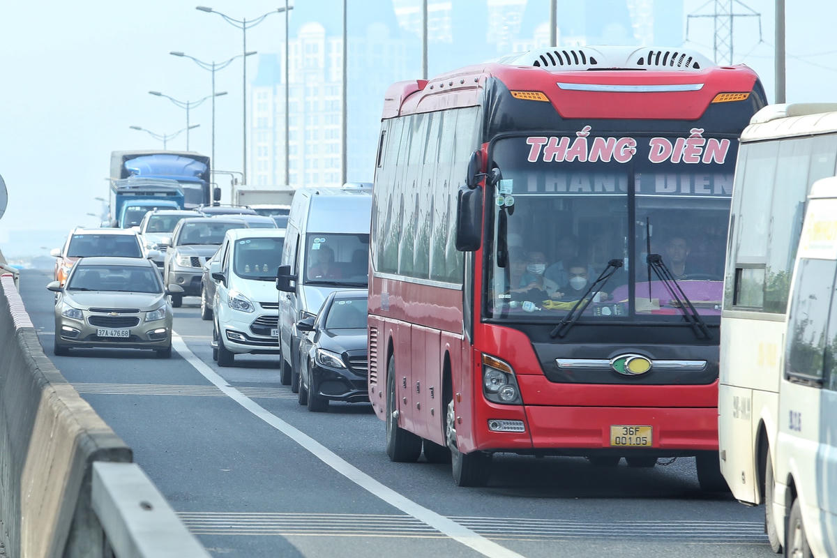 Hà Nội: Nhiều xe đi vào làn dừng khẩn cấp tại vành đai 3 bị xử phạt