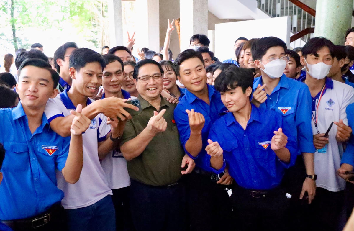 Thủ tướng và các cử tri thanh niên, sinh viên, lao động trẻ.