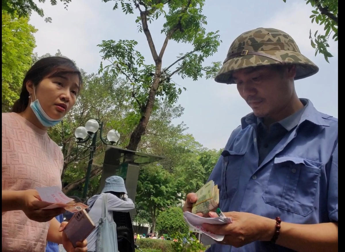 Mỗi chiếc xe ở đây được thu với giá 20.000 đồng/ 1 lượt cao gấp 3 lần so với quy định.