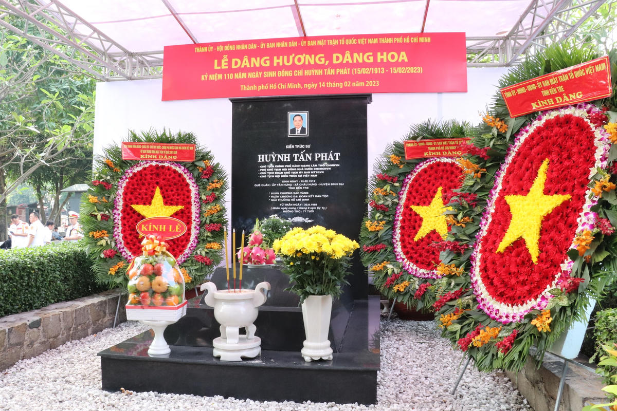 Phần mộ của đồng chí Huỳnh Tấn Phát, nhà trí thức, nhà lãnh đạo cách mạng, một tấm gương sáng xuất sắc cho các thế hệ khác noi theo.
