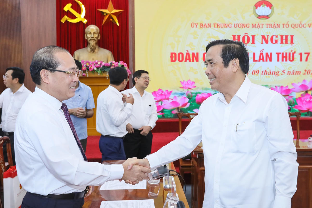 Phó Chủ tịch Hoàng Công Thủy cùng các đại biểu tham dự Hội nghị. Ảnh: Quang Vinh.