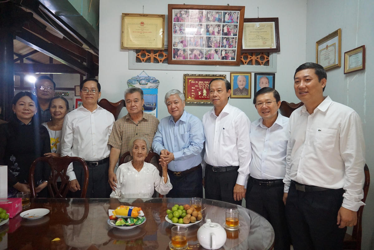 Đoàn công tác chụp hình lưu niệm cùng gia đình thân nhân Liệt sĩ. Ảnh: Mạnh Thìn.