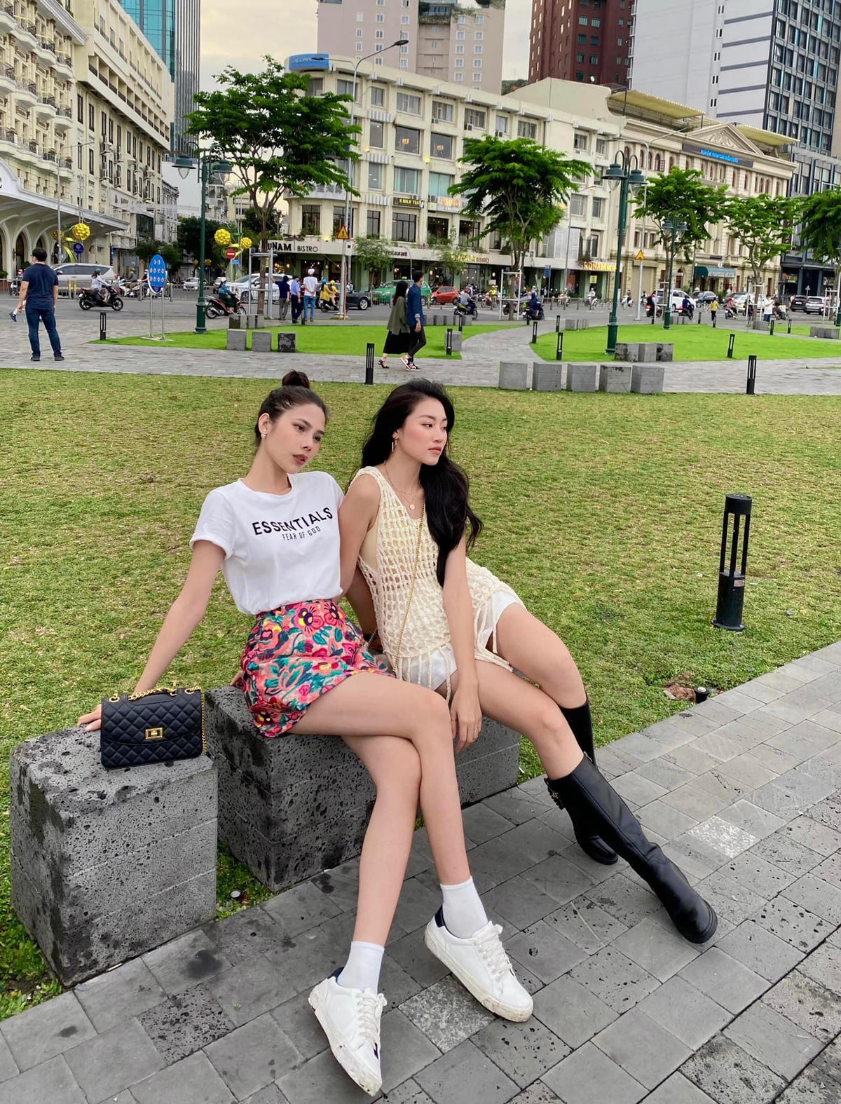 Phong cách ngoài đời của Thu Thủy thiên về sự nhẹ nhàng, thanh lịch và ngọt ngào nhưng cũng không kém phần năng động.