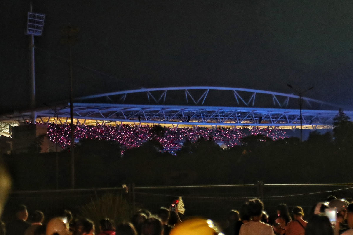 Dù chỉ nhìn thông qua một góc nhỏ ở trong sân vận động nhưng nhiều người cũng rất vui.