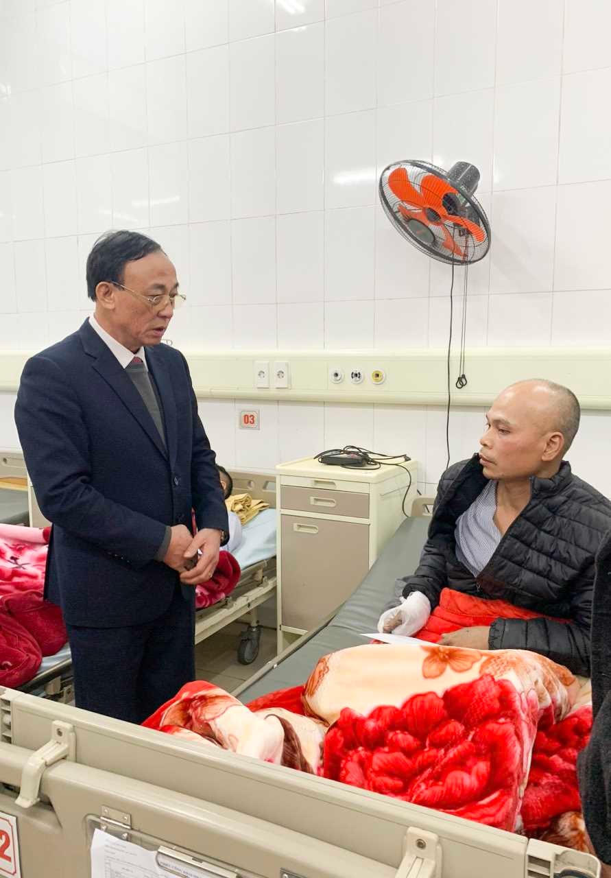 Lãnh đạo thành phố Cẩm Phả thăm hỏi nạn nhân.