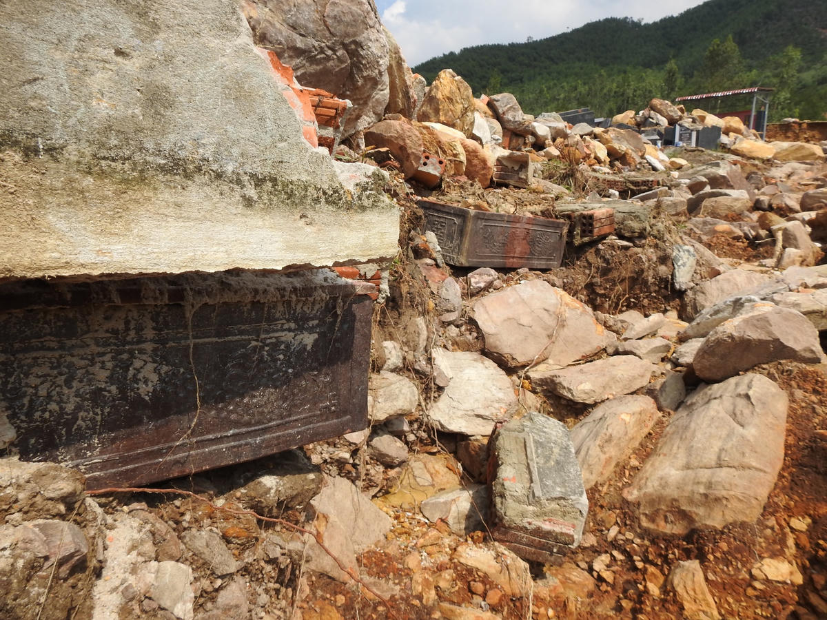 Hàng chục ngàn m3 đất đá tràn xuống vùi lấp, xóa sổ 610 ngôi mộ ở nghĩa trang Hòa Sơn trong đêm 14/10. Ảnh Thanh Tùng.