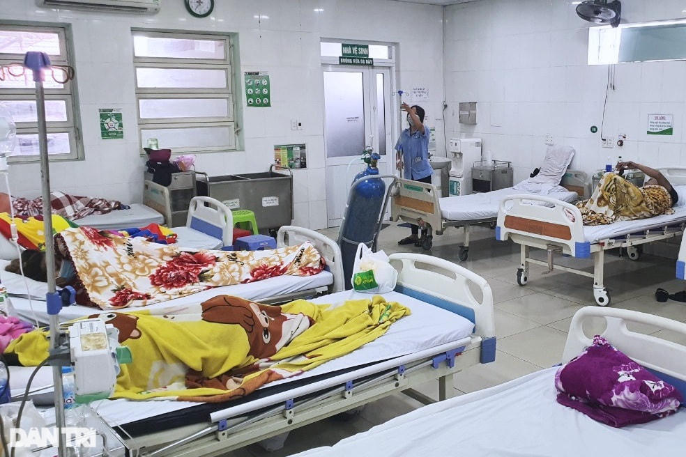 Nhiều nạn nhân vụ cháy nằm tại khoa Cấp cứu của Bệnh viện đa khoa An Phú. Ảnh: Dân Trí.