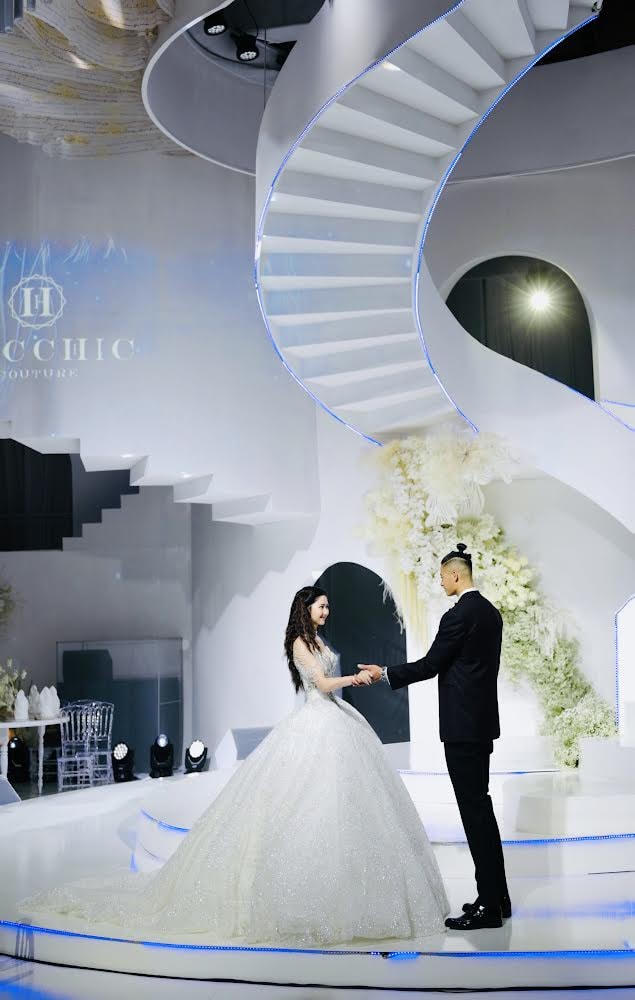 Những mẫu trang phục cắt xẻ lưng, cut-out được ứng dụng vào thời trang cưới như để người mặc có thể cảm nhận được luồng gió biển trên nền metallic tulle - chất liệu thượng hạng nhập từ Nhật Bản với thiết kế chấm tròn như bọt biển hay uyển chuyển như những con sứa, mô phỏng nhịp điệu những con sóng kết hợp cùng áo choàng cưới đa dạng.