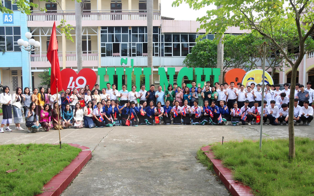 Đoàn đại biểu giáo viên và học sinh tiêu biểu Trường song ngữ Lào - Việt Nam Nguyễn Du chụp ảnh lưu niệm tại Trường Hữu Nghị 80. 