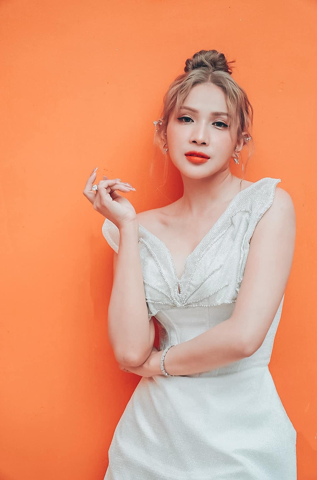 Sự nghiệp thành công, sắc vóc thăng hạng khiến bao người ngưỡng mộ là thế, song, đường tình duyên của Khả Như lại khá lận đận.