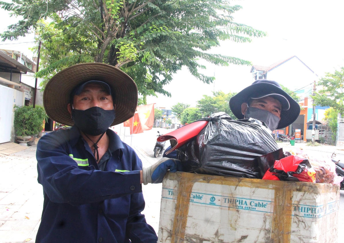 Thu gom rác thải.