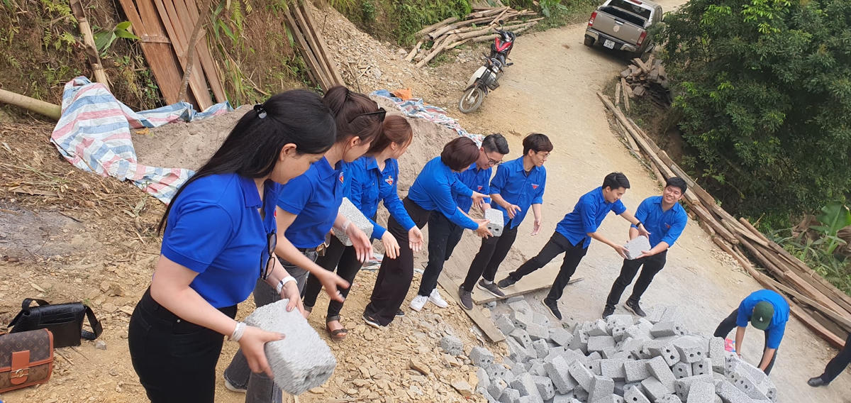 Đoàn viên tham gia Lễ khởi công xây dựng ngôi nhà 26/3 tại xã Tiền Phong.