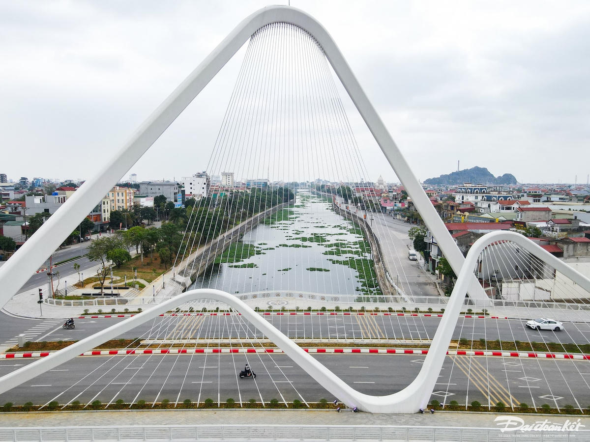 Theo quan sát của PV Báo Đại Đoàn kết, cây cầu được thiết kế với kiến trúc rất ấn tượng gồm 2 vòm chính là vòm Bông Lau và vòm Mã Yên. Ảnh: Đình Minh