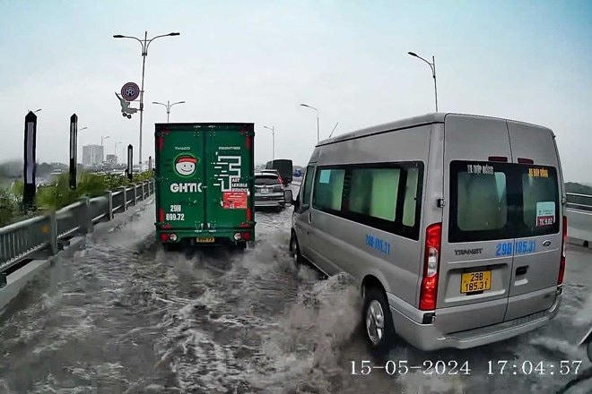 Cầu Vĩnh Tuy (giai đoạn 2) ngập úng sau cơn mưa chiều 15/5.