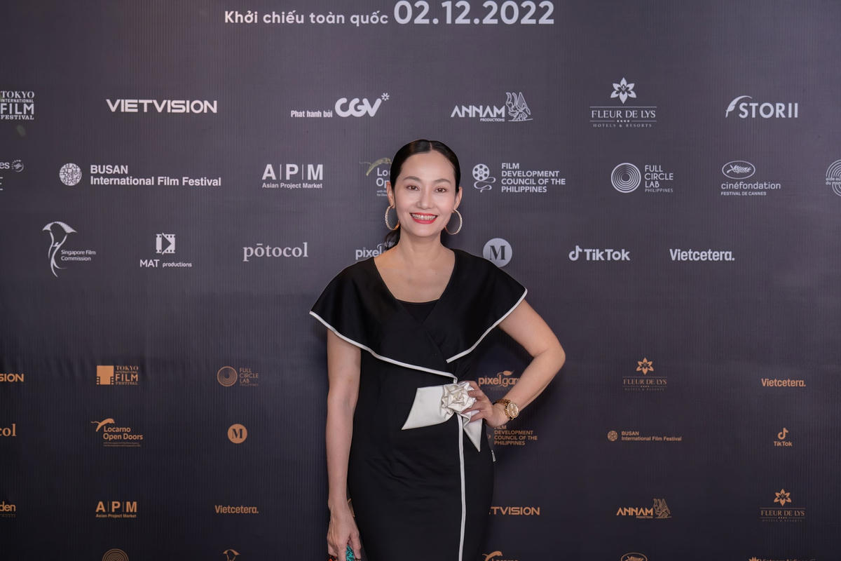 Ở tuổi 46, NSƯT Hạnh Thúy vẫn đi diễn bằng xe dream, chị ít khi xài đồ hiệu...