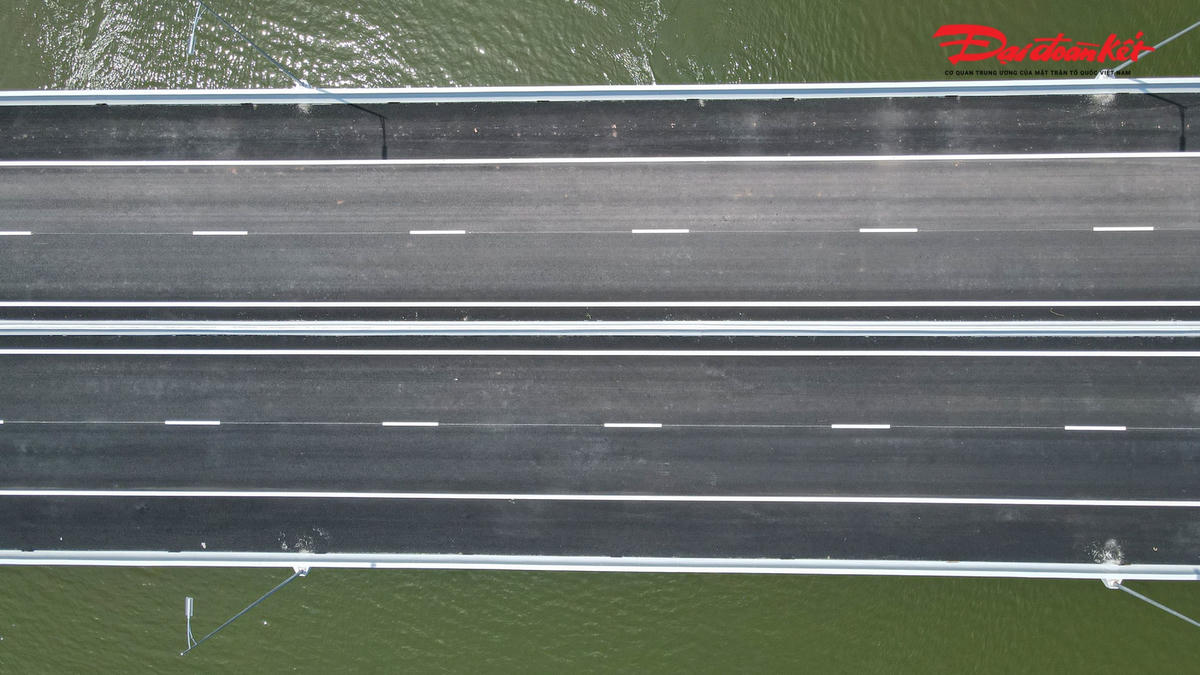 Bên cạnh đó, đối với 32 cây cầu trên toàn tuyến cao tốc Vân Đồn - Móng Cái, đang được tập trung triển khai đẩy nhanh tiến độ thi công khe co giãn và  thảm nhựa mặt cầu; các hạng mục hoàn thiện như hệ thống an toàn giao thông, điện chiếu sáng, hạng mục phụ trợ.