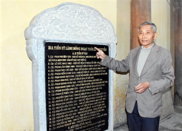 Ông Lê Văn Châu - Phó Ban quản lý di tích đình Đông Ngạc kể câu chuyện về tiến sĩ của làng.