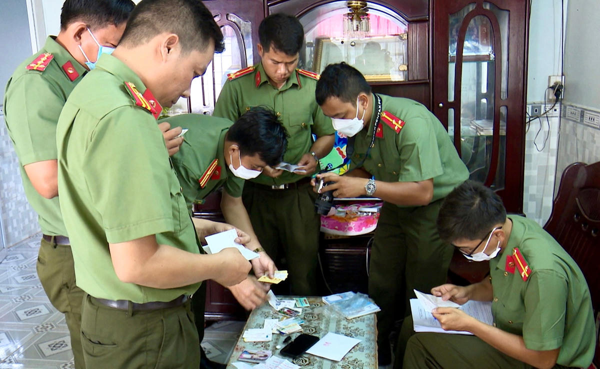 Các đối tượng đa phần sử dụng họ tên, địa chỉ giả nên việc làm rõ nhân thân, lai lịch, quá trình hoạt động của từng đối tượng rất khó khăn.