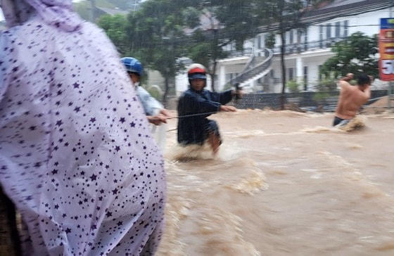 Nước lụt tràn qua tuyến đường Hàn Mặc Tử (phường Ghềnh Ráng, TP Quy Nhơn).