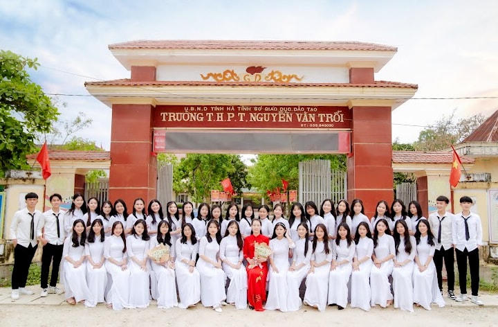 Cô Bùi Thị Hoà cùng tập thể lớp 12A5, Trường THPT Nguyễn Văn Trỗi.