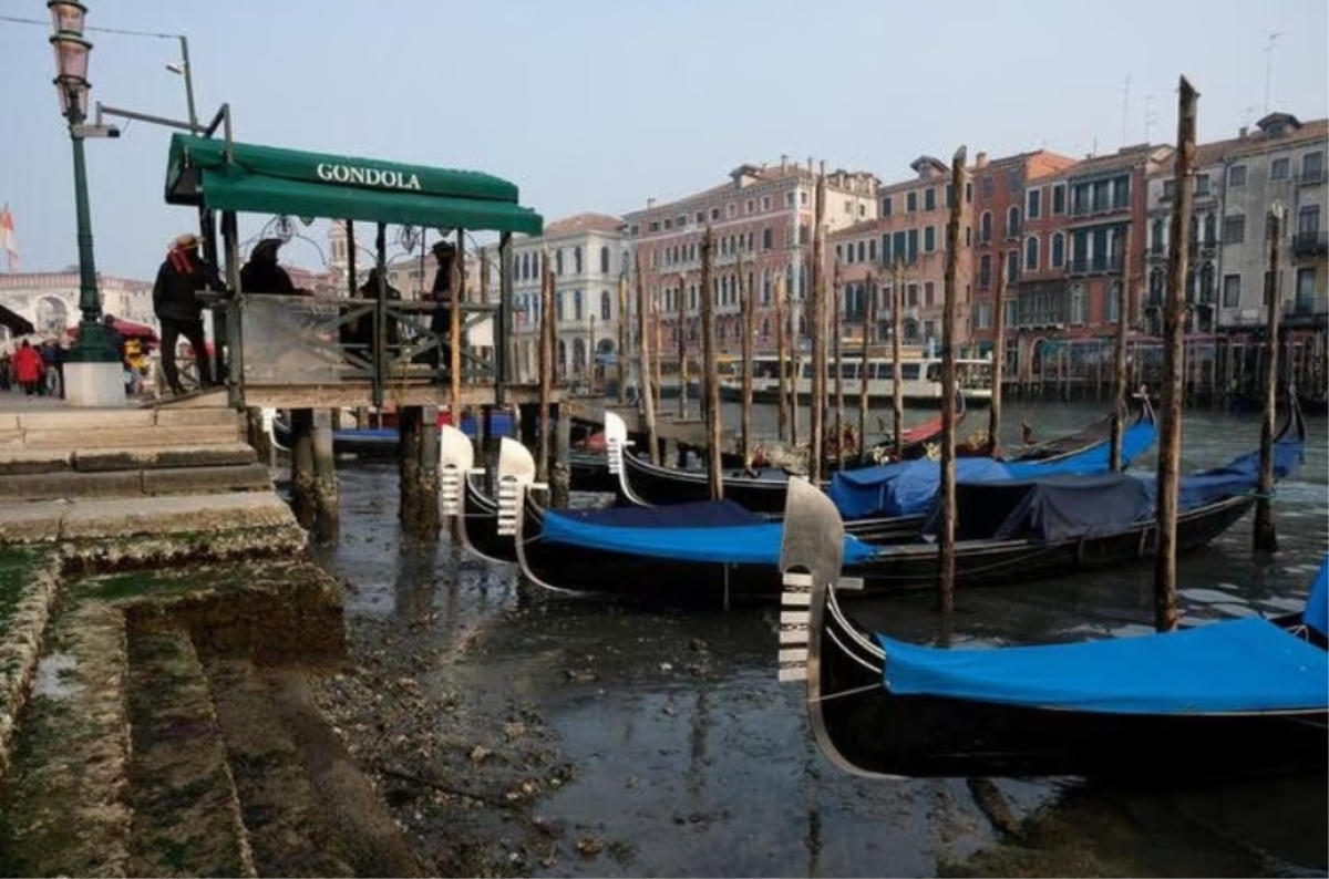 Kênh đào ở Venice (Italy) khô cạn. Ảnh: REUTERS.  