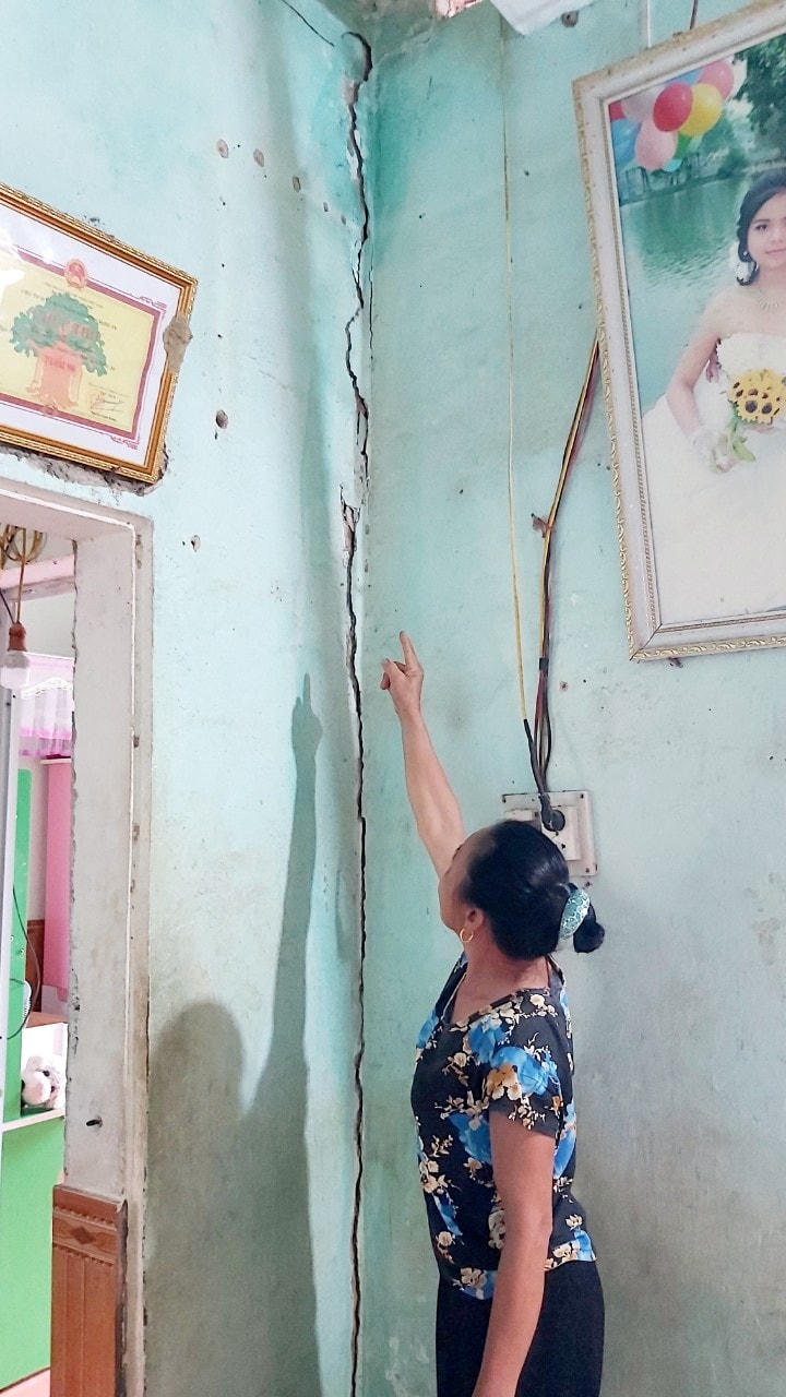 Ngoài việc các giếng nước đã hết cạn, thì vấn đề nhà dân nứt nẻ cũng khiến người dân lo lắng. Bởi, đến nay việc kiểm đếm những hộ gia đình bị ảnh hưởng vẫn chưa hoàn thành, khiến người dân muốn sửa chữa cũng bị hạn chế. (Ảnh: Điền Bắc).