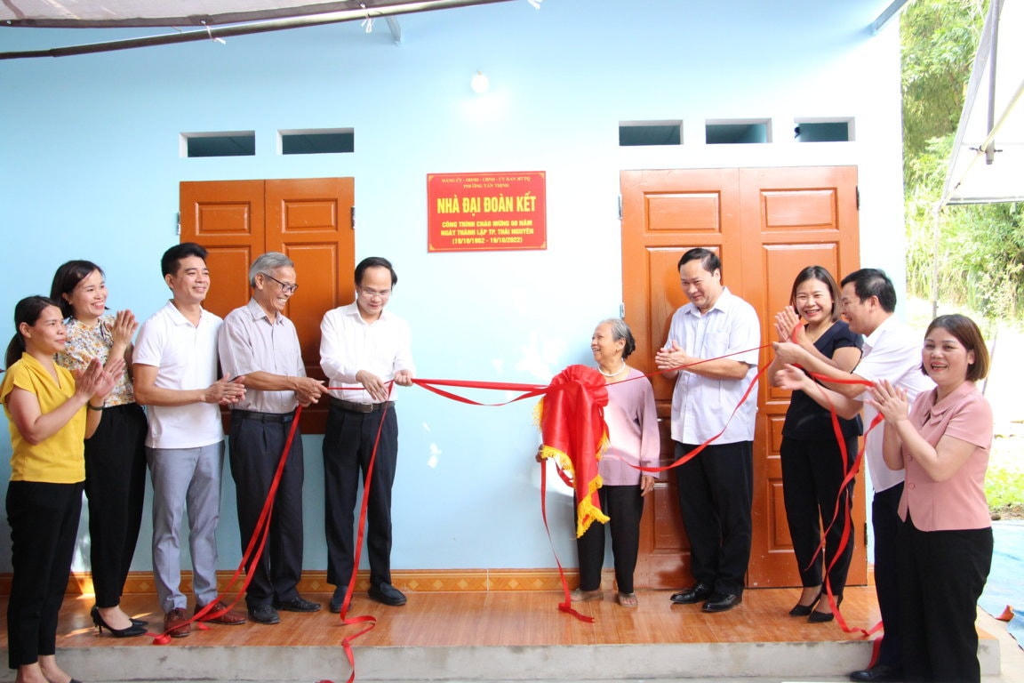 Lãnh đạo thành phố Thái Nguyên cắt băng khánh thành nhà Đại đoàn kết cho hộ nghèo phường Tân Thịnh.  
