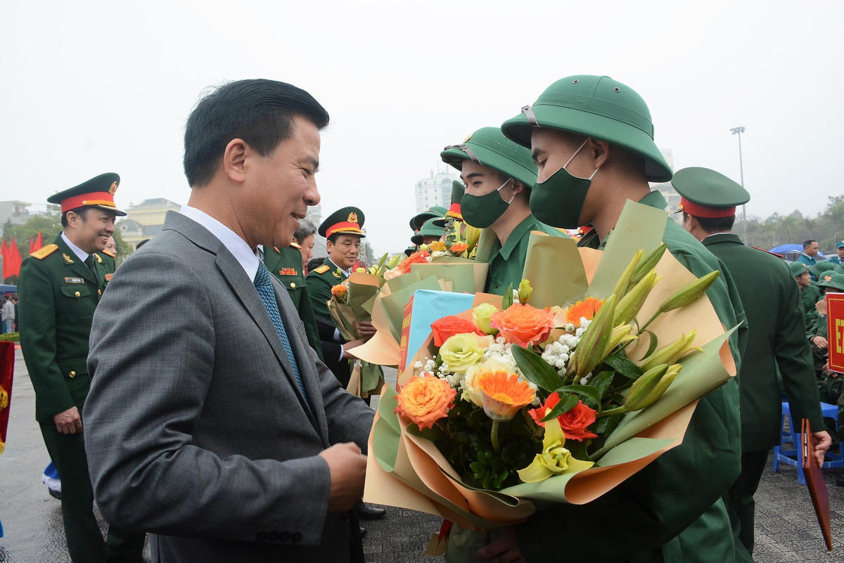 Bí thư Tỉnh ủy Thanh Hóa tặng hoa chúc mừng các tân binh.