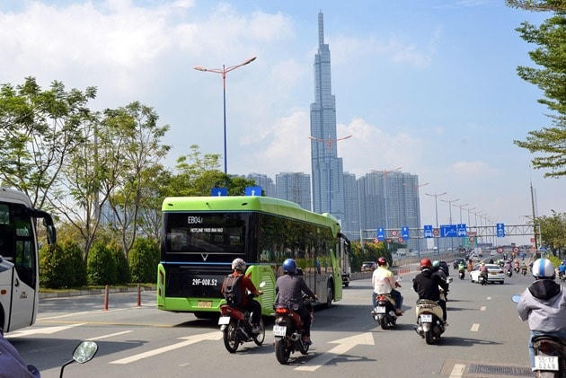 Tuyến xe buýt điện D4 vắng khách.