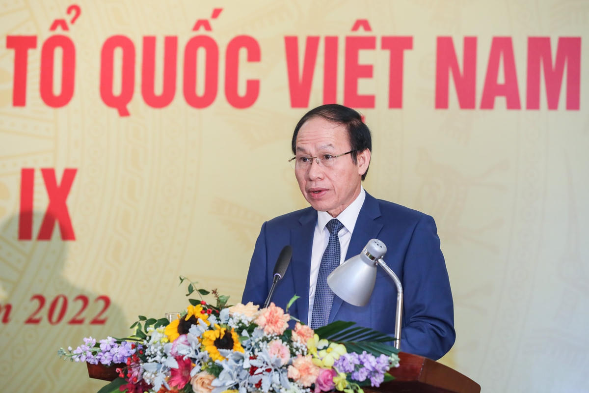 Phó Chủ tịch - Tổng Thư ký Lê Tiến Châu trình bày tờ trình các nội dung xin ý kiến tại Hội nghị.