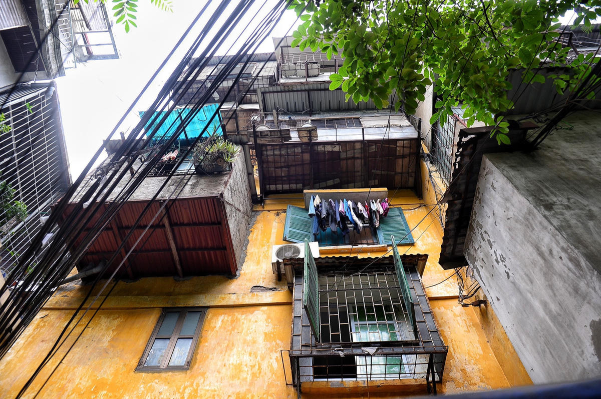 Do những căn nhà này có diện tích khá chật nên hàng trăm chuồng cọp chồng lên nhau, "bấu víu" vào một bức tường chung tập thể, khiến kết cấu khu nhà méo mó, biến dạng và tiềm ẩn nhiều nguy cơ cháy nổ, đổ sập.