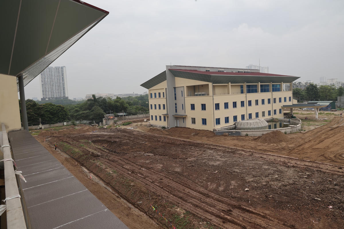 Tòa nhà hành chính của dự án đã cơ bản hoàn thành, các con đường trong khuôn viên nhà máy đang được nhà thầu gấp rút thi công.