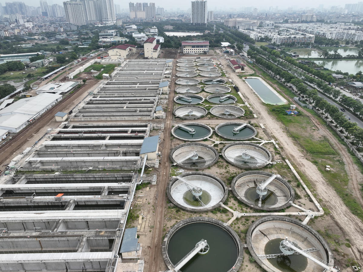 Nhà thầu hoàn thành hạng mục bể lắng thứ cấp gồm 24 bể có tác dụng tách bùn và nước. Có nhiều bể đã được bơm kín nước để thử nghiệm.