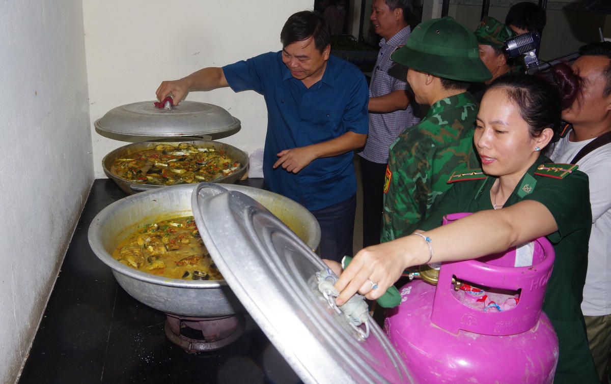 Thứ trưởng Bộ NN&PTNT Nguyễn Hoàng Hiệp (áo xanh) kiểm tra bếp ăn của bà con trú bão ở Quảng Nam. 