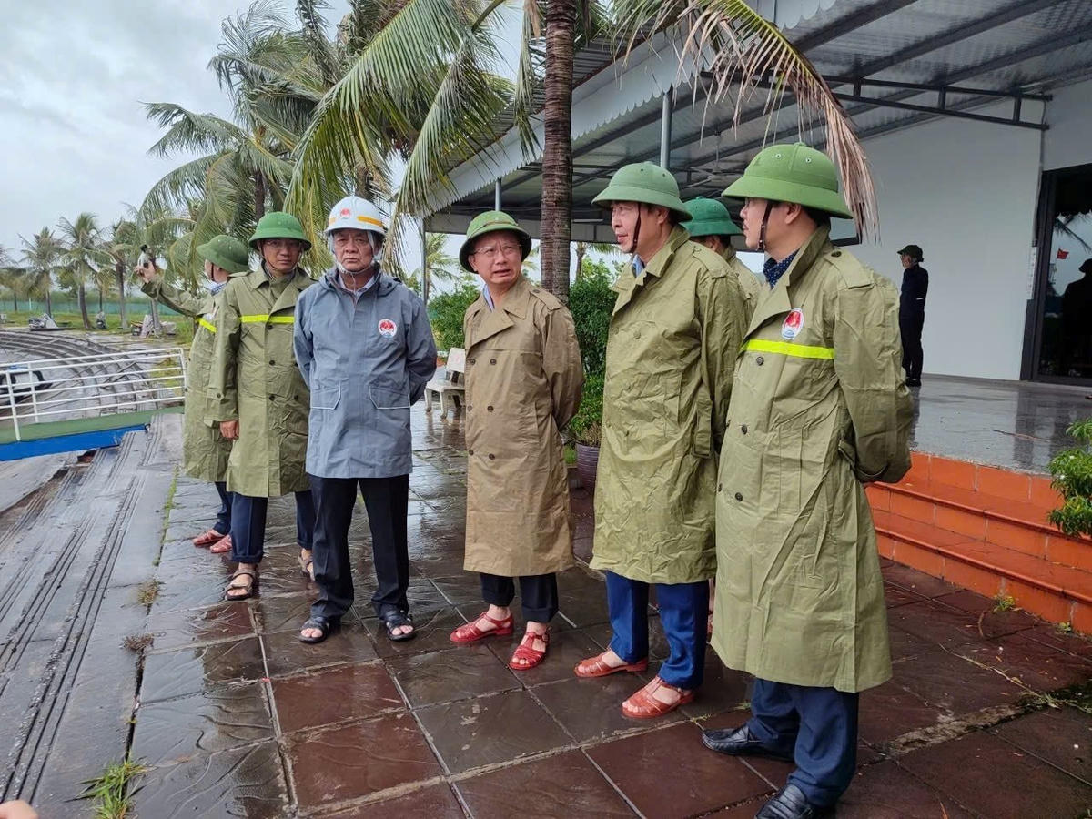 Bộ trưởng Bộ NNPTNT Lê Minh Hoan thị sát tình hình bão số 3 tại Cảng tàu khách quốc tế Tuần Châu, TP Hạ Long, tỉnh Quảng Ninh