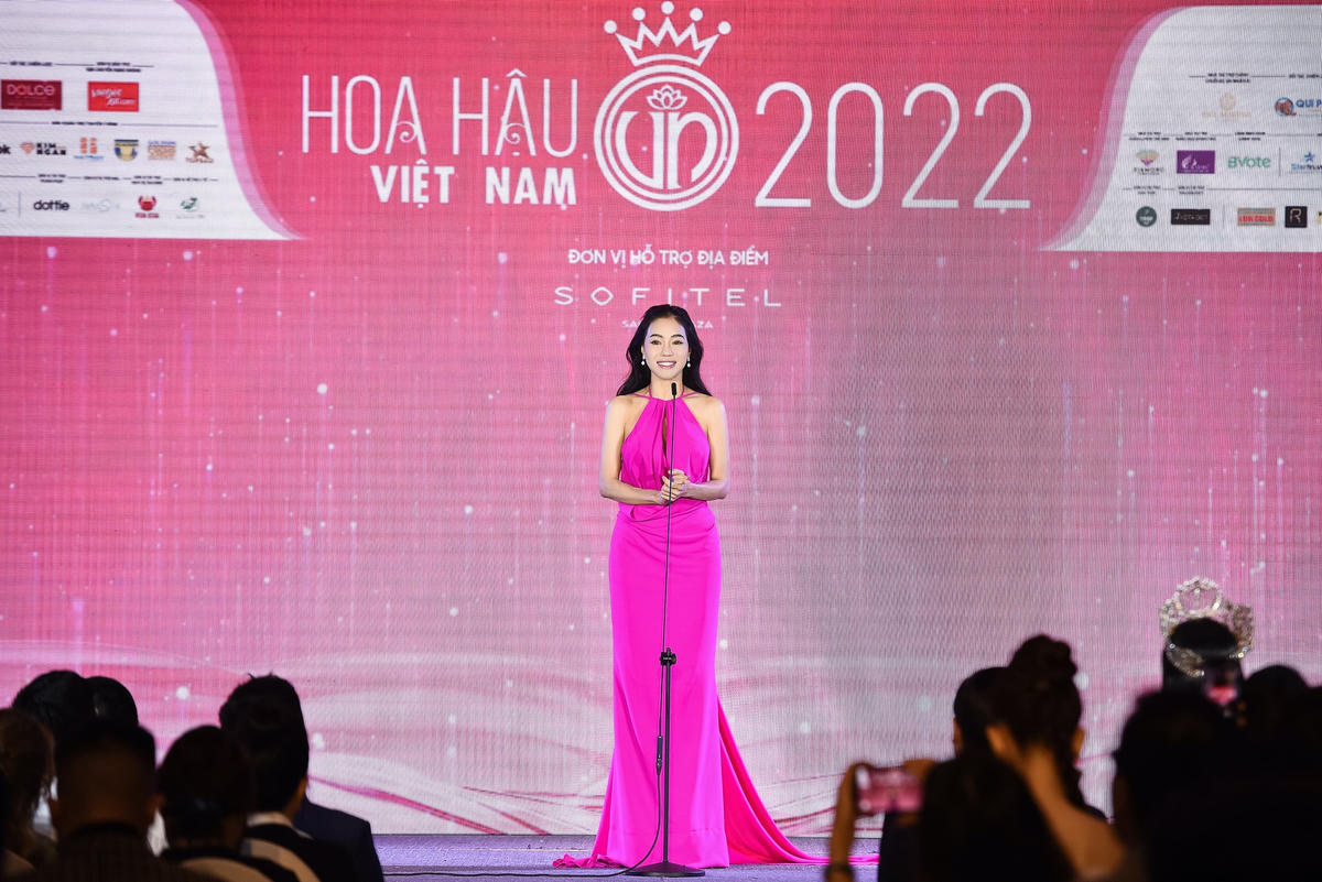 Bà Phạm Kim Dung - Phó Trưởng Ban tổ chức cuộc thi phát biểu tại họp báo. 