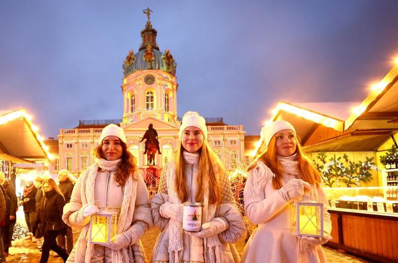 Các cô gái người Ukraine hóa trang thành thiên thần đi quyên góp cho trẻ em Ukraine tại chợ Giáng sinh phía trước Cung điện Charlottenburg ở Berlin, Đức.