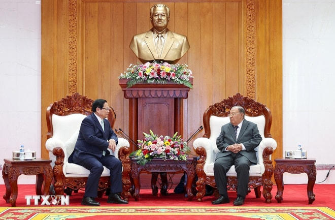 Thủ tướng Phạm Minh Chính gặp nguyên Tổng Bí thư, Chủ tịch nước Lào Bounnhang Vorachith. (Ảnh: Dương Giang/TTXVN) ttxvn-thu-tuong-pham-minh-chinh-gap-cac-nguyen-lanh-dao-cua-lao-1001-2.jpg