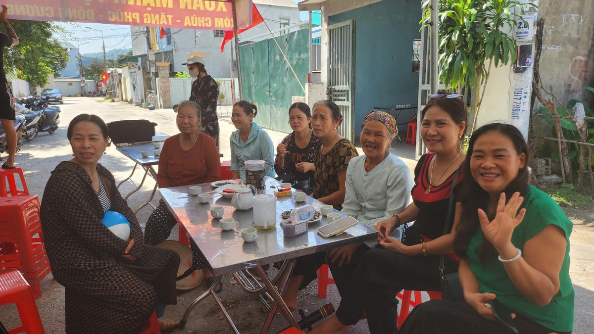 Người dân mở hội để chuẩn bị đón Xuân Mạnh.